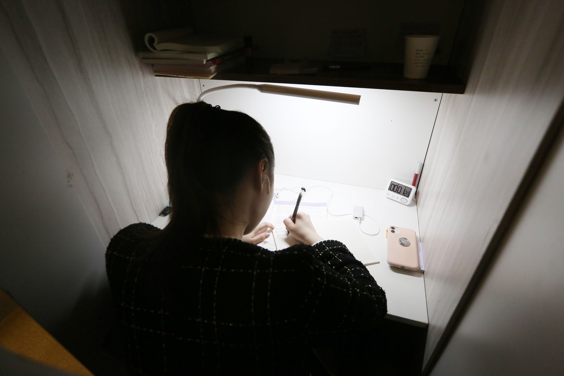 探访深圳的付费自习室 小隔间里，这些深圳人在为未来拼搏